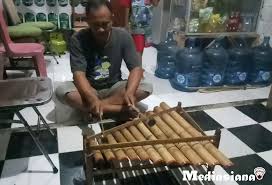 Alat musik tradisional indonesia dari suku toraja ini terbuat dari kayu dan tempurung kelapa yang diberi dawai atau senar. 11 Alat Musik Tradisional Bali Yang Perlu Kamu Ketahui Mediasiana Com Media Pembelajaran Masakini