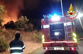 Der brand brach am samstagnachmittag in einem aufenthaltsraum des gebäudes in der potsdamer chaussee aus, wie die feuerwehr am späten abend per twitter mitteilte. Hunderte Menschen In Grossen Dorfern Evakuiert Diverse Grossfeuer Wuten Auf Sardinien Sardinien Intim