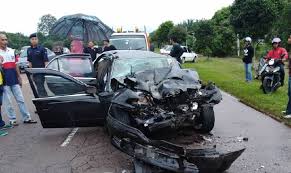 2 lelaki maut kereta terbabas kluang. 1 Maut 4 Cedera Kereta Tembung Treler