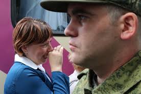 Lính dự bị lau nước mắt lên đường nhập ngũ sau khi Nga phát động lệnh tổng  động viên