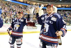 Die Mulock Bruder Tj Und Tyson Ihre Zweite Meisterschaft Als Bruderpaar Bei Den Eisbaren Eisbaren Berlin Deutscher Meister Meisterschaft