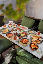 Бар Руки ВВерх на Московском проспекте в Пушкино - атмосфера для незабываемого вечера с салатами помидоры на всех