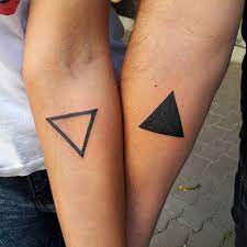 Wenn die tätowierung nass ist, stempeln sie es mit einem trockenen stoff. Dreieck Tattoos Verschiedene Bedeutungen Fur Dasselbe Motiv
