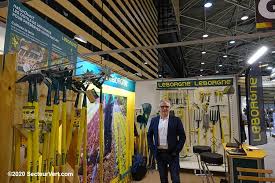 Leborgne Une Binette Trident Un Racloir Avec Brosse Metallique Et Un Grattoir Oscillant Emietteur 3 Nouveaux Outils De Jardinage Naturovert Pour Cultiver En 2020 Outils Jardinage Jardinage Outils
