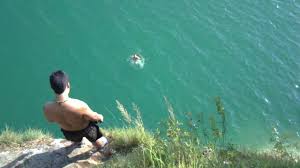 Am wolfgangsee in österreich ist ein klippenspringer tödlich verunglückt. Klippenspringen Am Wolfgangsee Youtube