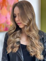 Vendo a primeira foto vc pode nem dizer que ela fez uma mudança. Não  precisa ser radical, da pra mudar com naturalidade, sem sustos. O cabelo  representa nossa identidade e gosto de