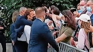 Au delà de l'agression qui lui fera manger une belle on peut détester macron et sa politique, mais on ne frappe pas les gens, et a fortiori pas le président. 0stoxmagmzpkhm