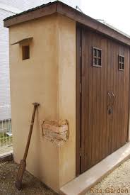 ナチュラルな壁と扉 小屋 玄関アプローチ モダン 物置小屋 diy 作り方