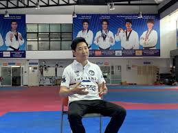 เห็นภาพโค้ชเช ยอง ซอก กอดกับผศ.พิมล ศรีวิกรม์ นายกสมาคมกีฬาเทควันโด. Pmsdan E394ktm