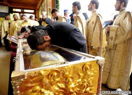 Coada era de la poalele dealului mitropoliei pana aproape de restautantul budapesta, dincolo de parcul carol (pe linia de tramvai, pentru cine cunoaste zona). MoaÈ™tele Sfantului Dimitrie Furate Semn Sfant Legat De Romania 27 Octombrie Dcnews