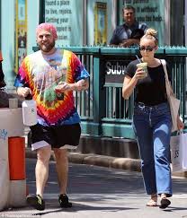 Jonah Hill Meets Up With A Female Friend Who Assesses His Pink Hairdo Celebrity Style Men Mens Street Style Jonah Hill