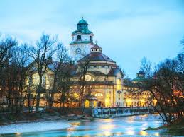 Das Mullersche Volksbad In Munchen Am Abend Munchen Bei Regen Munchen Sehenswurdigkeiten