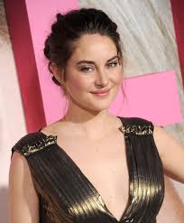 Green bay packers quarterback aaron rodgers told the nfl that he's engaged amid rumors that he and woodley have had a quar romance. Shailene Woodley Confirms Engagement To Nfl Player Aaron Rodgers