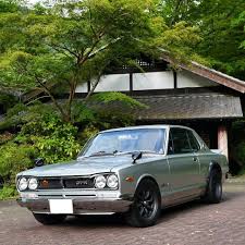 gambar mungkin berisi mobil pohon langit dan luar ruangan nissan gtr skyline nissan skyline classic japanese cars