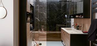 On a tendance à négligé aménagement simple avec marbre et bois clair pour cette salle de bains très spacieuse. Meubles De Salles De Bains Sur Mesure Mobalpa