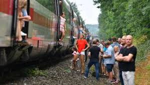 Die höchsttemperaturen für zug bewegen sich um 14 grad. Rotenburg Baum Fallt Nach Unwetter Auf Die Oberleitung Und Lost Grosseinsatz Aus Rotenburg Wumme