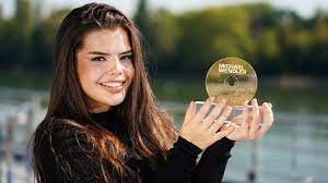 Mit in the name of love von martin garrix & bebe rexha sowie diamonds von rihanna wollte olga. Sie Bekam Wendlers Goldene Cd Das Sagt Alia Zu Dsds Schnitt Promiflash De