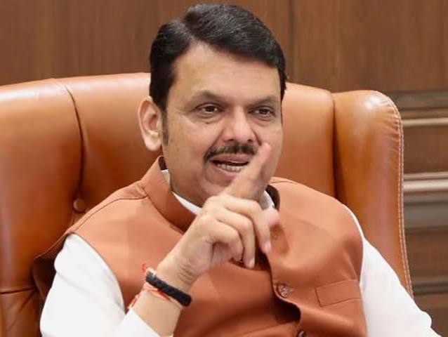 Maharashtra News no Hindi language test for state government officers and employees know reason | Hindi News महाराष्ट्र में नहीं होगी सरकारी कर्मचारियों की हिंदी परीक्षा, फडणवीस सरकार ने ...
