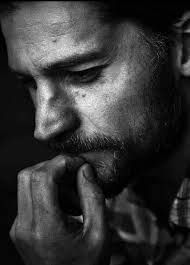 Siento que todo terminó. ¿En qué momento, se apagó todo tu carisma? Este es  un final inevitable, Mis lágrimas me delataron, Creo que esto terminó para  siempre, Esto ya se me escapo