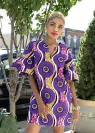 Shoppez vos robes de soirée dentelle longue ou courte chez persun ! Model De Robe Courte En Pagne Avec Dentelle L Image Contient Peut Etre 2 Personnes Personnes Debout Et Chaussures African Print Fashion Dresses African Clothing Styles African Wear Designs Modele