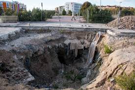 El mundo para la gente que piensa. Socavones En El Pais