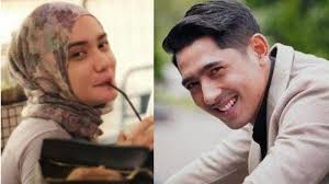 Sederhana, arya saloka kenakan baju koko putih dan celana batik parang biru, sang istri anggun kenakan dress dan hijab senada. Arya Saloka Ditinggal Putri Anne Saat Pdkt Masa Lalu Sebelum Menikah Terungkap Pacar Temen Gue Surya