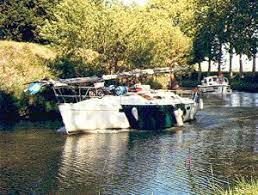 Amarrage le long du canal du midi. Le Canal Du Midi En Languedoc La Navigation Avec Sa Propre Embarcation
