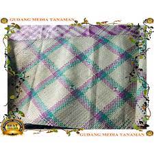 Selain anyaman tikar, masih banyak lagi kerajinan anyaman yang di buat dengan memanfa'atkan tanaman pandan. Jual Media Tikar Pandan Halus Motif Berwarna Ukuran 200x120 Cm Ab Media Jakarta Pusat Gudang Media Tanaman Tokopedia