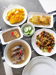 Sajian merentasi zaman menampilkan pelbagai hidangan tradisional dari seluruh malaysia dan masakan istimewa disediakan termasuklah puyuh salai kulit mangga muda bakar dan nasi tumpang ayam. 30 Idea Menu Berbuka Puasa Iftar Ramadan Ala Kampung Ayue Idris