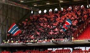 Zo'n 50 hooligans hebben zondagavond geprobeerd de hoofdingang van het stadion van psv eerder op de avond had een deel van de fanatieke aanhang van de eindhovense club ook al van. Twente Psv Eindhoven 03 08 2019