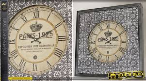 Adoptez une ambiance unique dans votre intérieur avec cette superbe horloge murale au design carré ! Horloge Murale Carree Style Retro Avec Habillage Noir Et Argent