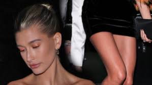 Hailey Bieber w OSZAŁAMIAJĄCEJ sukience na imprezie YSL. Nie można oderwać  od niej oczu!