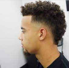 Ne vous énervez pas trop avec la longueur cependant, gardez les cheveux court au sommet et mettez de la hauteur en appliquant avec un peu de produit coiffant. Pin On Coiffure Homme Le Faux Hawk