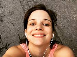 Όπως είπε ο σύντροφός της, της έκανε πρόταση γάμου τις ημέρες των γιορτών πιάνοντάς την εξαπίνης. Eygenia Dhmhtropoyloy Egine Koympara Se Nhsi Kai 8a Zhlepseis To Styl Ths Ladylike Gr