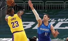 Los angeles lakers milwaukee bucks regular season. Lakers Vs Bucks Lebron James Called Clutch 3 Pointer Fans Loved It