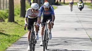 LIVESTREAM Ronde van Vlaanderen: Samenwerkende Tadej Pogacar en Mathieu van der Poel houden Remco Evenepoel af