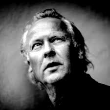 Stewart & Assayas.Själsfränderna korsar spöken med shopping