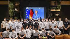 The latest tweets from @dfb_team Em 2021 Dfb Team Posiert Mit Merkel Ein Detail Bei Fc Bayern Star Fallt Auf Fussball