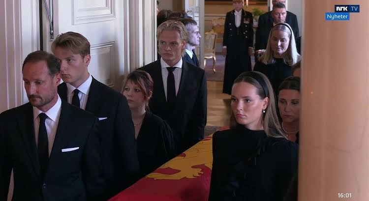 El respaldo de los reyes de Noruega a Marius Borg, que participó en el  cortejo fúnebre de Harald como un 'nieto' más