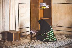 Bir yerde bekleme, durma ve kendini orada hapsetme. Is It Allowed For Women To Make Itikaf At Home Instead Of Masjid
