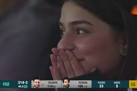 What's brighter? The flash 📸 Or that brotha's SMILE 😃? Black men normally  DON'T SMILE IN PHOTOS. Not unless they are happy. Why is he so happy?