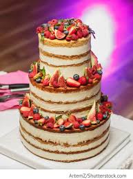 Cremige Hochzeitstorte Mit Obst Und Beeren 3 Stockig Fur Russische Hochzeiten Torte Hochzeit Kuchen Und Torten Hochzeitstorte