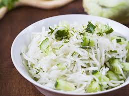 Salade De Chou Rave Et Concombre Une Recette Soscuisine Recipe Cucumber Salad Canada Food Guide Kohlrabi