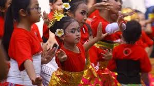 Tari pendet dikenal sebagai salah satu tarian tradisional bali. Asal Usul Tari Pendet Tari Sajian Untuk Para Leluhur Suara Bali