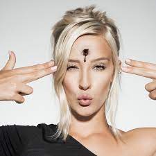 Wer sich seine wunden für halloween selber machen möchte, sollte das am besten im bad machen, da dort eventuell entstehende flecken am einfachsten entfernen kann. Wunden Schminken Zu Halloween Hilfreiche Schminktipps Und Anleitungen Wunden Schminken Schminken Halloween Halloween Schminken Blut