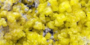 Lo zolfo rappresenta un elemento essenziale alla costruzione del tessuto connettivo, indispensabile per la formazione di cartilagini, peli, capelli e unghie, e forma parte degli acidi biliari. Zolfo Proprieta Curative Utilizzi Controindicazioni E Curiosita Greenme