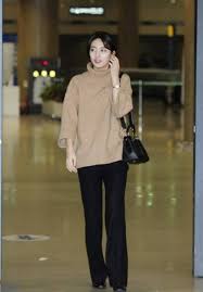 Inilah katalog harga jam tangan warna coklat (page 2) terbaru 2021 yang super keren untuk melengkapi gaya kamu. Intip 11 Inspirasi Fashion Memakai Baju Warna Khaki Dari Seleb Korea Wajib Ditiru Cewekbanget Id Line Today