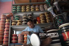 Di indonesia, rebab sudah menjadi alat musik tradisional yang mendapat perhatian dari masyarakat. Rebana Sarana Syiar Islam Republika Online