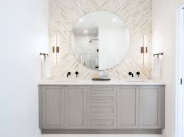 You can mix and match each shade with the others to create a stylish bathroom decoration. 23 Beautiful Gray And White Bathroom Decor Design Ideas