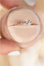 Simple And Elegant Engagement Ring That Perfect In Your Finger Https Bridalo Minimalist Engagement Ring Three Stone Engagement Rings Gorgeous Engagement Ring